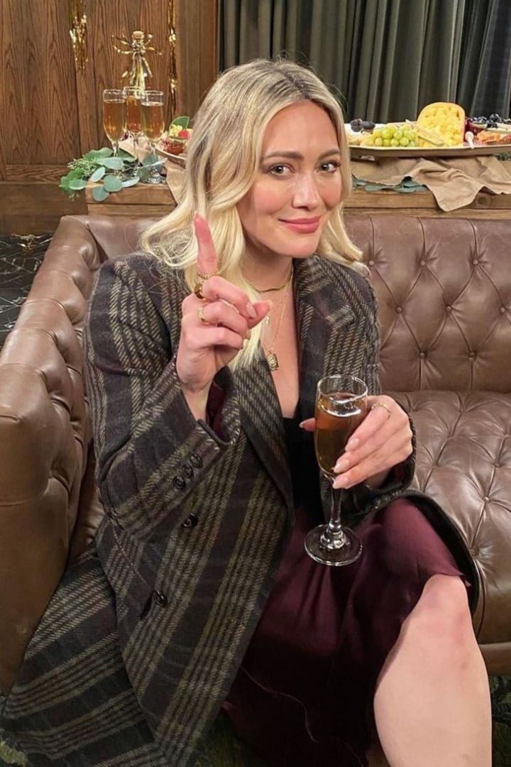 Hilary on-set of the How I Met Your Father reboot.